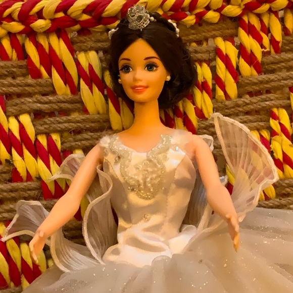 Swanlake Barbie - Picture 3 of 7